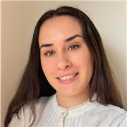 Graduada en Derecho, con Máster de Abogacía y opositora a la Carrera Judicial y Fiscal imparte clases de Derecho en Valencia.